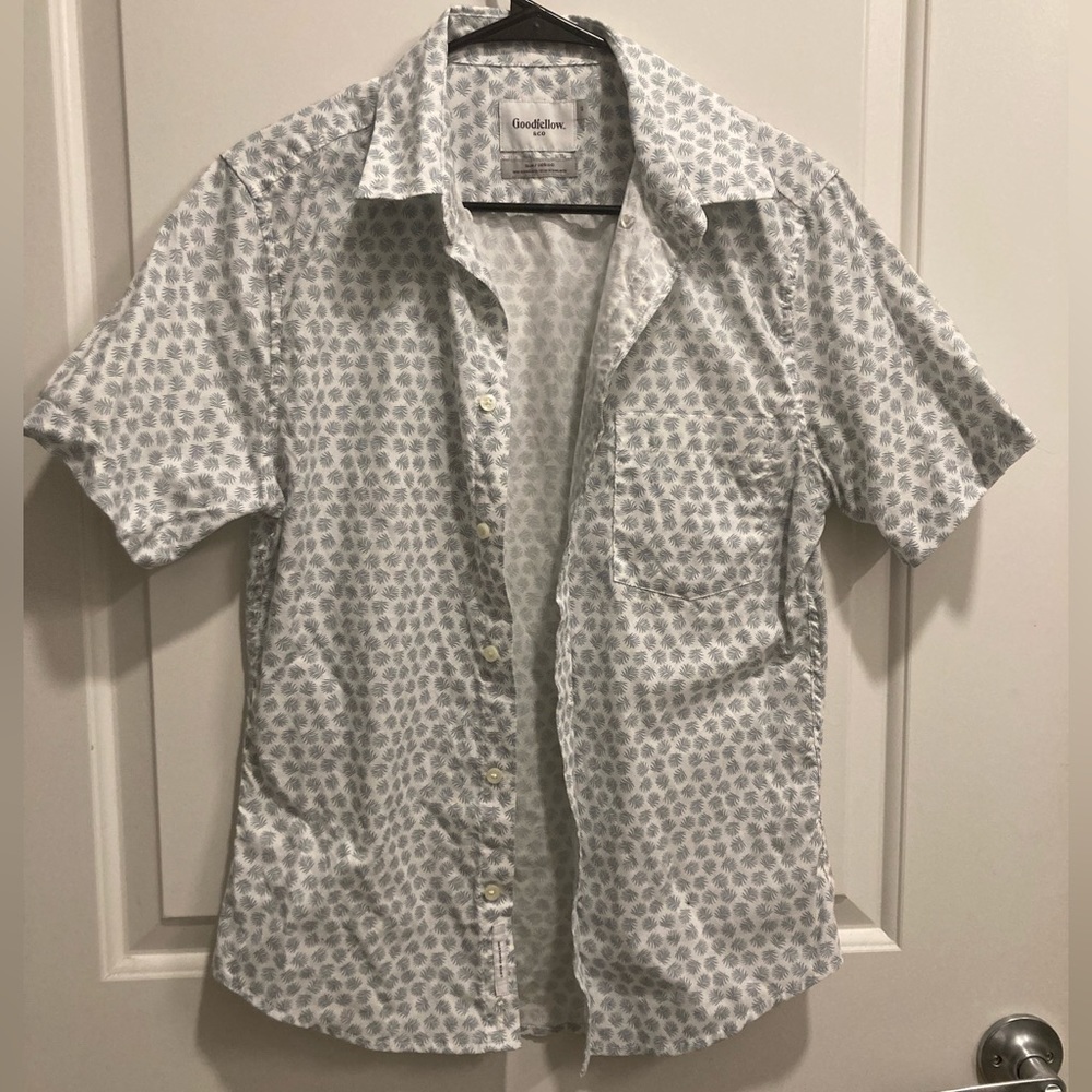 Mens size small short sleeve button up white-blue pattern shirt.